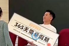 sorteo rifa China Lu, al recibir su singular premio en China. Foto: Captura de pantalla.