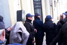 Así retiraron a los detenidos, esposados y cubiertos con camperas Foto: NA
