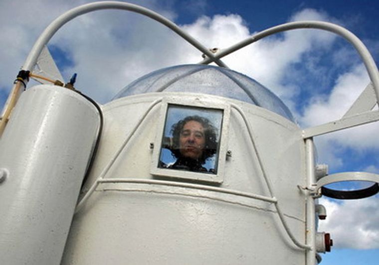 Javier Calamaro dentro de la burbuja de inmersión. Foto: www.chubut.gov.ar