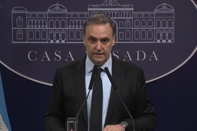 Manuel Adorni en la conferencia de prensa en Casa Rosada.