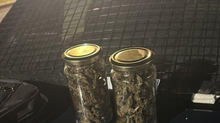 El boxeador profesional fue detenido tras huir de la policía con dos frascos con marihuana.