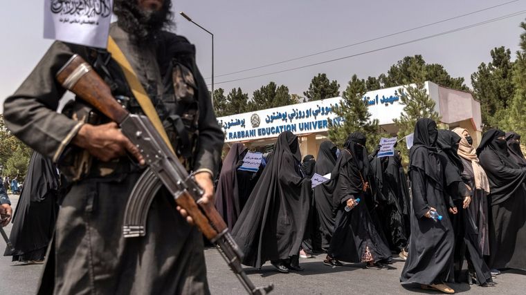 Las mujeres se manifestaron por las calles de Kabul. Foto: Rpnewspaper.