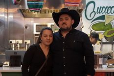 Juan Manuel De la Torre logró abrir su taquería en el mercado de Peckham Rye Lane junto con su esposa Gabriella.
