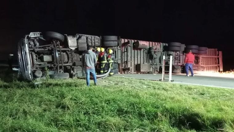 El camión que transportaba golosinas volcó en la autopista Rosario-Córdoba Foto: NA
