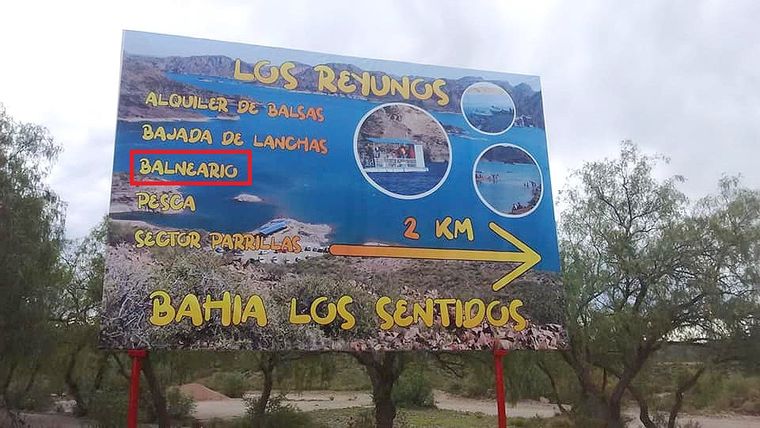 Uno de los carteles con los que se publicitaba el complejo turístico como un balneario. Uno de los carteles con los que se publicitaba el complejo turístico como un balneario.
