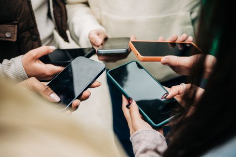 Los nuevos teléfonos de gama económica en 2026 ofrecen pantallas de 120Hz y baterías de larga duración por un precio accesible. Los nuevos teléfonos de gama económica en 2026 ofrecen pantallas de 120Hz y baterías de larga duración por un precio accesible.