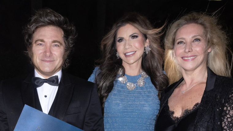 Kristi Noem, entre Karina y Javier Milei en Mar-a-Lago.
