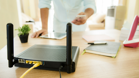 El papel aluminio se volvió protagonista de este truco viral para mejorar la señal del módem. Foto: Archivo