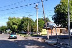 ¿se cae o no se cae? el poste que preocupa a vecinos en tunuyan