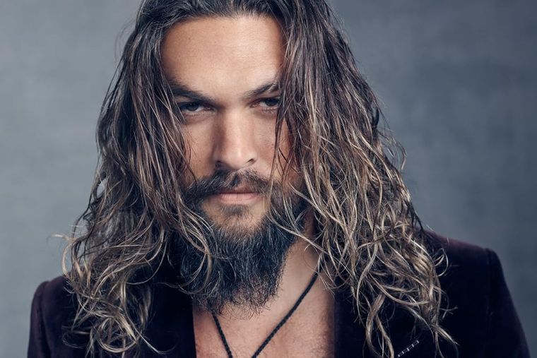 Jason Momoa presume en redes a su novia Adri Arjona. Foto: Getty Images