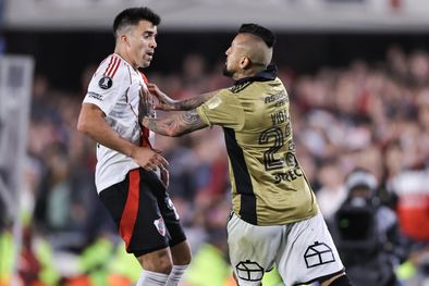 MDZol | Vidal empuja a Acuña durante el partido Foto: EFE