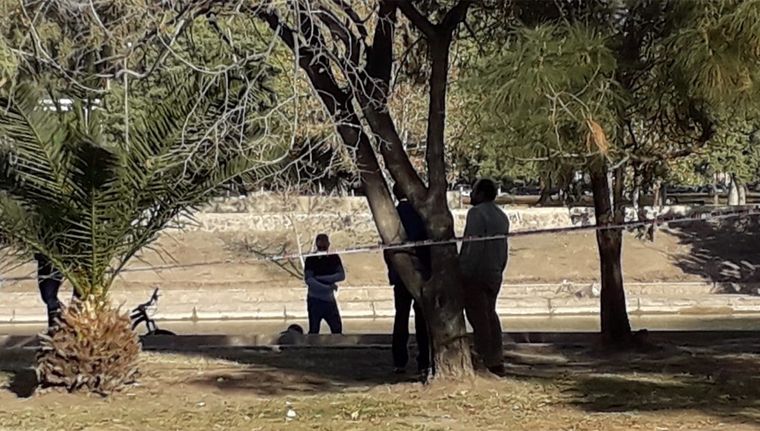 Hallaron un hombre muerto en el lago del Parque San Martín Foto: Cristian Minich/MDZ