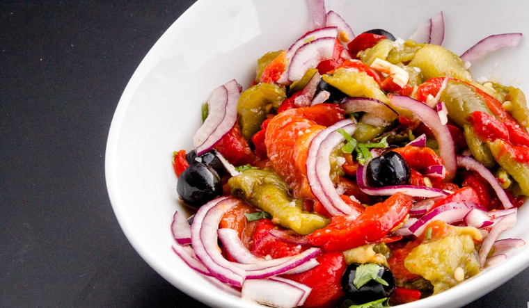 Esta receta se consume en muchos países mediterráneos con pequeñas variaciones regionales. Esta receta se consume en muchos países mediterráneos con pequeñas variaciones regionales.