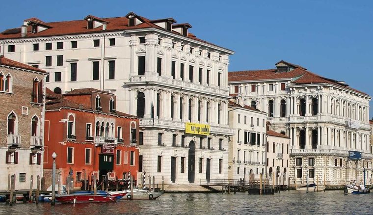 Prada, en Venecia, Italia, sufrió un robo de cientos de calzados de lujo. Foto Prada Prada, en Venecia, Italia, sufrió un robo de cientos de calzados de lujo. Foto Prada