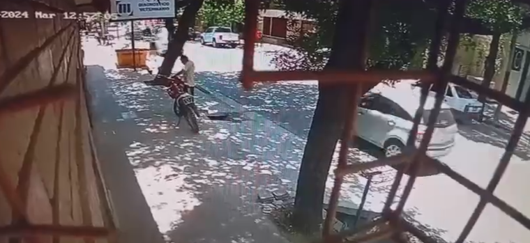 El robo se produjo en la esquina de Sobremonte y Paso de los Andes. Foto: Captura de video