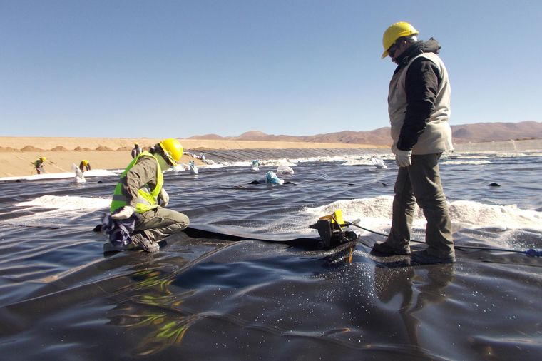 Trabajadores en Sales de Jujuy, en el proyecto de litio Cauchari-Olaroz. Foto: EFE