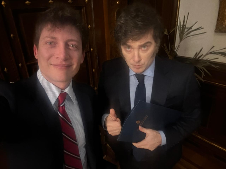Milei junto a Santiago Caputo, quien participó de la redacción del discurso.