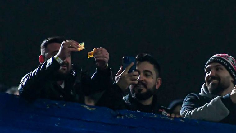 Hinchas de Corinthians rompen billetes en la Bombonera Foto: Télam