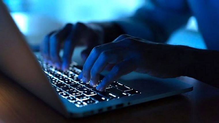 Hackearon un celular, clonaron la voz de la víctima y estafaron a familiares con una falsa operación de su hijo.