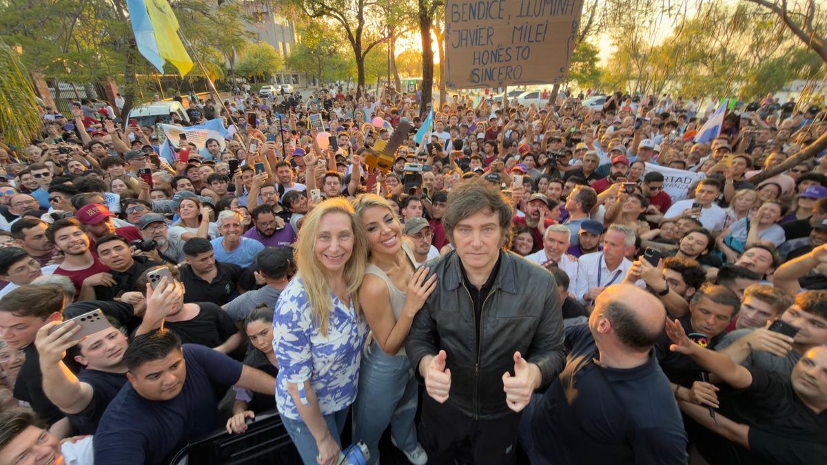 Javier Milei llegó a Santiago del Estero en el tramo final de su gira nacional