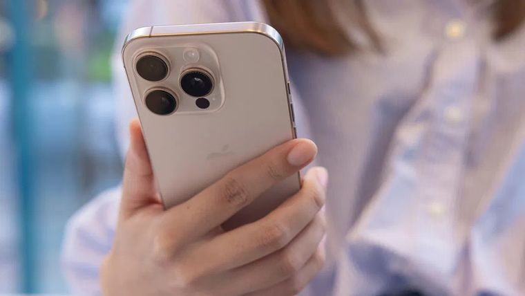 Usuarios denuncian baterías de iPhone que se deforman por la presión en vuelo. Usuarios denuncian baterías de iPhone que se deforman por la presión en vuelo.