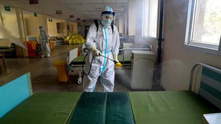 l personal sanitario desinfecta las camillas en una sala del hospital Nº7 de Wuhan, China.