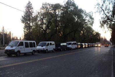 MDZol | La fila de combis, cual postal del clientelismo político Foto: MDZ