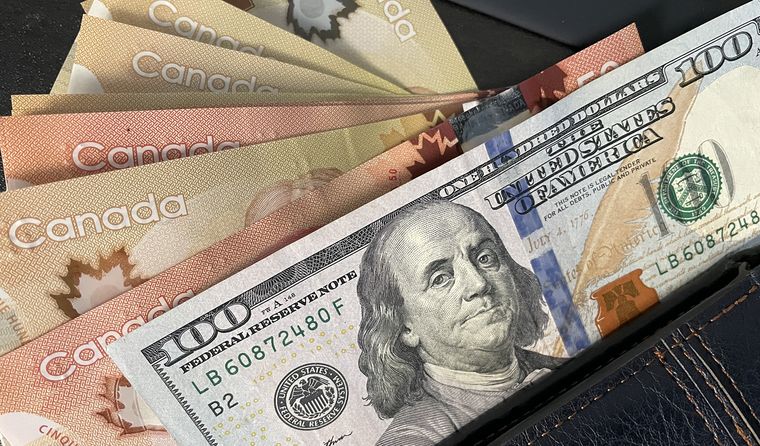 El dólar blue en alza, el dólar oficial a la baja. El dólar blue en alza, el dólar oficial a la baja.