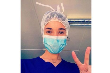 Macarena Piñeda tiene 28 años y lleva seis trabajando en la Posta Central, uno de los recintos de emergencia sanitaria más importantes de Chile. Foto: MACARENA PIÑEDA