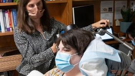 Foto: MAURICE RAMIREZ, UCSF 2021. La Profesora Katherine Scangos verificando el dispositivo de Sarah y su progreso.
