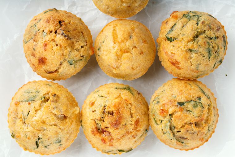 Preparar la receta de muffins salados de tomates secos y albahaca en casa permite controlar la cantidad de sal y aceite, haciéndola más saludable. Preparar la receta de muffins salados de tomates secos y albahaca en casa permite controlar la cantidad de sal y aceite, haciéndola más saludable.