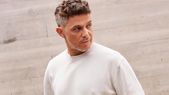El cantante afirma que se encuentra en una nueva etapa de su vida luego de vivir momentos complicados en los que había perdido la ilusión de componer. Foto: Salva Musté/Sony Music