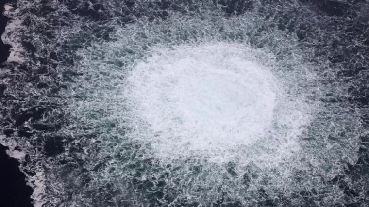 En septiembre del año pasado, fuertes explosiones submarinas en el Mar Báltico abrieron enormes agujeros en los gasoductos Nord Stream entre Dinamarca y Suecia. Foto: REUTERS