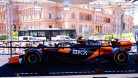 La réplica del auto con el que Lando Norris ganó la F1, de visita en Buenos Aires.