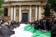 Los estudiantes fueron desalojados por la fuerza, en París. Foto: EFE