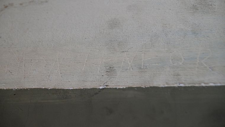 En la pared de una de las celdas se lee Montenegro, el apellido de uno de los secuestrados. En la pared de una de las celdas se lee Montenegro, el apellido de uno de los secuestrados.