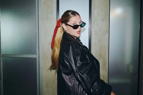 Mirá el look de Stephanie Demner. Mirá el look de Stephanie Demner.