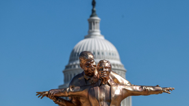 Una nueva escultura de Donald Trump y el empresario fue colocada este martes en las afueras del Capitolio.