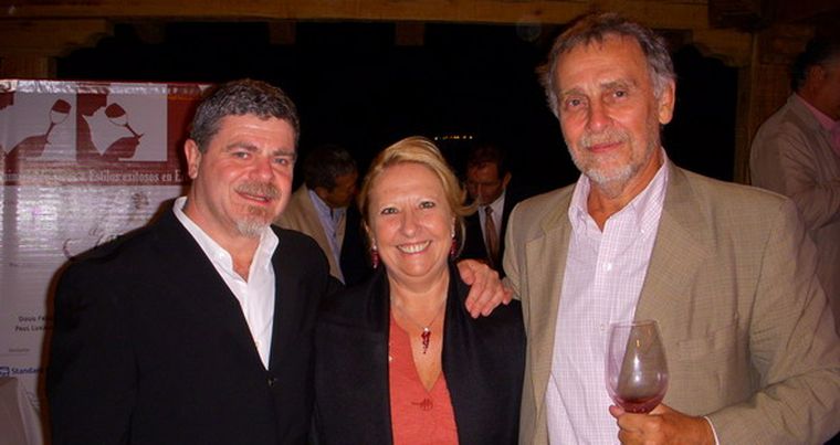 Gustavo Santaolalla junto a Susana Balbo y Mario Giordano, autoridades de Wines of Argentina. Foto: Florencia Da Souza / MDZ