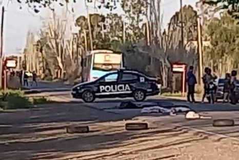 Los primeros trabajos en la escena del accidente fatal, con los cuerpos de las niñas aún tendidos sobre el asfalto. Los primeros trabajos en la escena del accidente fatal, con los cuerpos de las niñas aún tendidos sobre el asfalto.