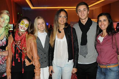 MDZol | En grupo a la expo: Patricia Fusari, Rocío Valencia, Camila Fusari, Giuliana Panello, Leandro Fusari y Natalia Gil. Foto: MDZ