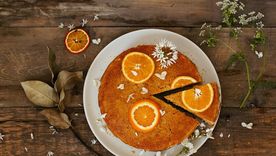 Lo puedes decorar con diferentes frutas: en la foto, con naranjas.