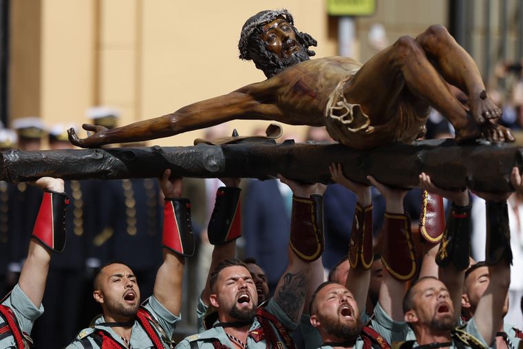 La Brigada Rey Alfonso XII de la Legión española porta a hombros el Cristo de la Buena Muerte y Ánimas. La Brigada Rey Alfonso XII de la Legión española porta a hombros el Cristo de la Buena Muerte y Ánimas.