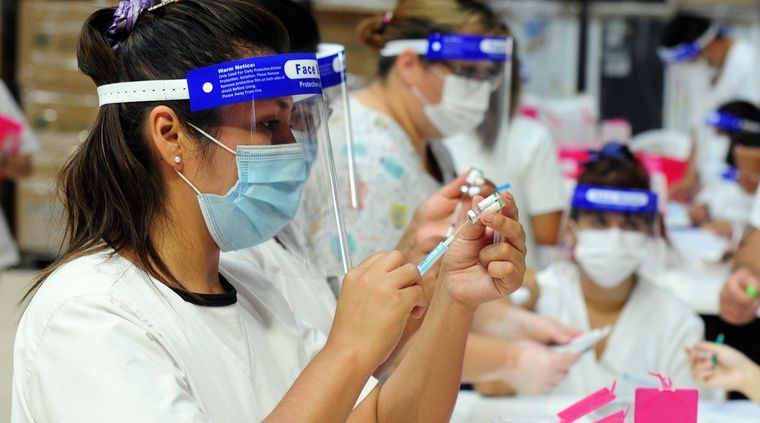 El tiempo que debe transcurrir después del alta varía según la dosis que deba aplicarse Foto: ALF PONCE MERCADO / MDZ