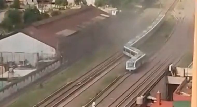 Tres formaciones del tren Sarmiento descarrilaron a 300 metros de la estación de Liniers.﻿