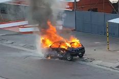 Las llamas envolvieron por completo al Renault Clio. Foto: Captura video.