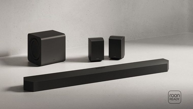 La unidad de Samsung incluye altavoces traseros y subwoofer inalámbrico en un paquete integral. La unidad de Samsung incluye altavoces traseros y subwoofer inalámbrico en un paquete integral.