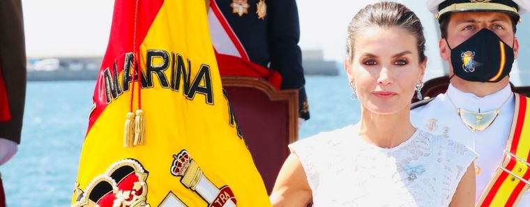 La Reina ha amadrinado y presidido el acto de entrega de la enseña nacional a la Fuerza de Guerra Naval Especial, #FGNE, en el muelle ‘Juan Sebastián de Elcano’ de Cartagena. Foto: Twitter @CasaReal