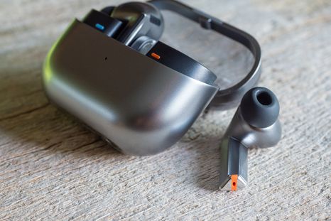 La nueva línea de auriculares de Samsung para 2026 combina diseños disruptivos con herramientas de traducción por IA. La nueva línea de auriculares de Samsung para 2026 combina diseños disruptivos con herramientas de traducción por IA.