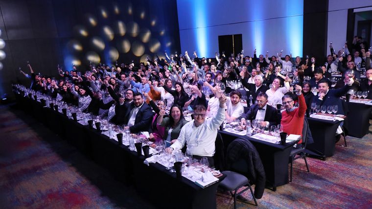 El brindis final: una costumbre. El brindis final: una costumbre.